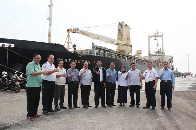 Pertama, Kapal Internasional Sandar di Pelabuhan Probolinggo
