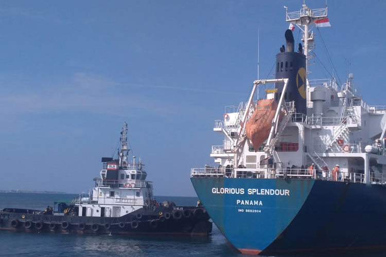 Lagi, Kapal Besar Sandar di Pelabuhan Probolinggo