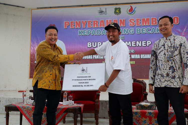 CSR Sembako untuk Abang Becak di Sumenep