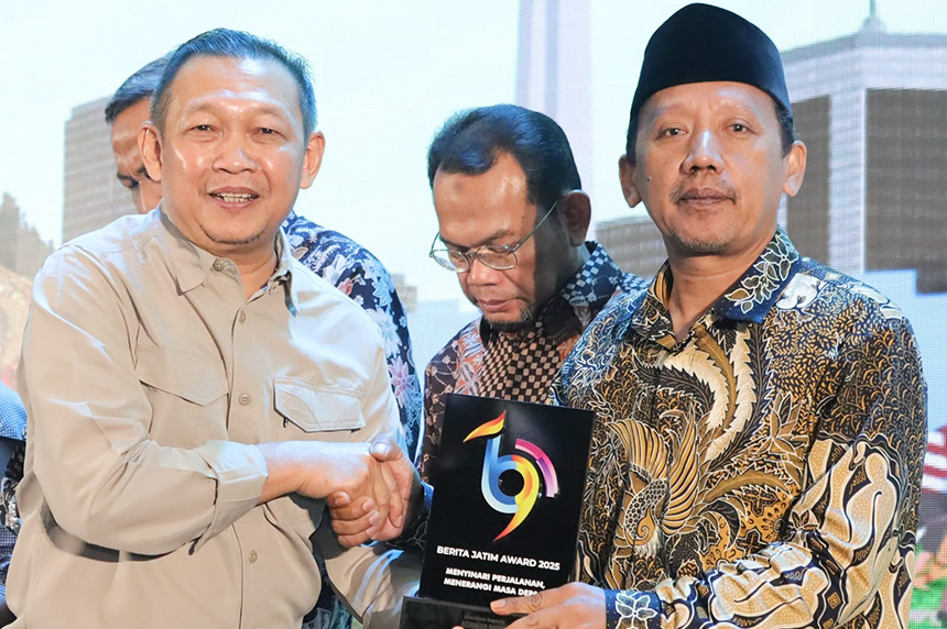 H Achmad Fauzi, Komut PT PJU Terima Beritajatim Award 2025