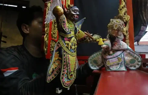 Seni wayang Potehi merekam kekayaan tradisi sekaligus mengingatkan pentingnya regenerasi para dalang. (fotografer: Hengky Khresno Purwoko | Lokasi: Klenteng Teng Swie Bio, Krian, Sidoarjo)
