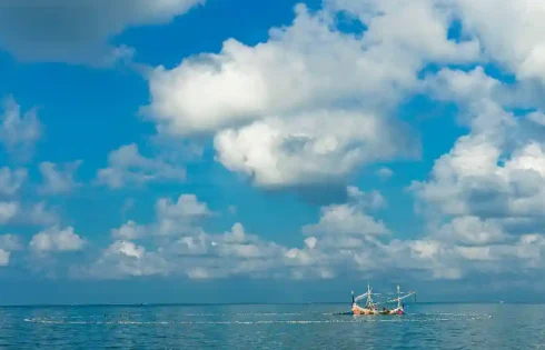Aktivitas nelayan menebar jaring di perairan Selat Madura, tepatnya di sekitar Pelabuhan Branta, Kabupaten Pamekasan. Laut menjadi tumpuan kehidupan masyarakat pesisir. Setiap hari, para nelayan berjuang menangkap ikan untuk menggerakkan ekonomi keluarga, memenuhi kebutuhan pasar lokal, dan menjaga tradisi melaut yang diwariskan turun-temurun. (fotografer: Andriansyah Ramadhan Poetra | Lokasi: Pelabuhan Branta, Pamekasan)