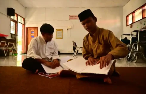 Proses belajar membaca Al-Qur’an Braille dengan pendampingan guru menggambarkan pendidikan yang inklusif. (fotografer: Davin Gunawan | Lokasi: Jember)